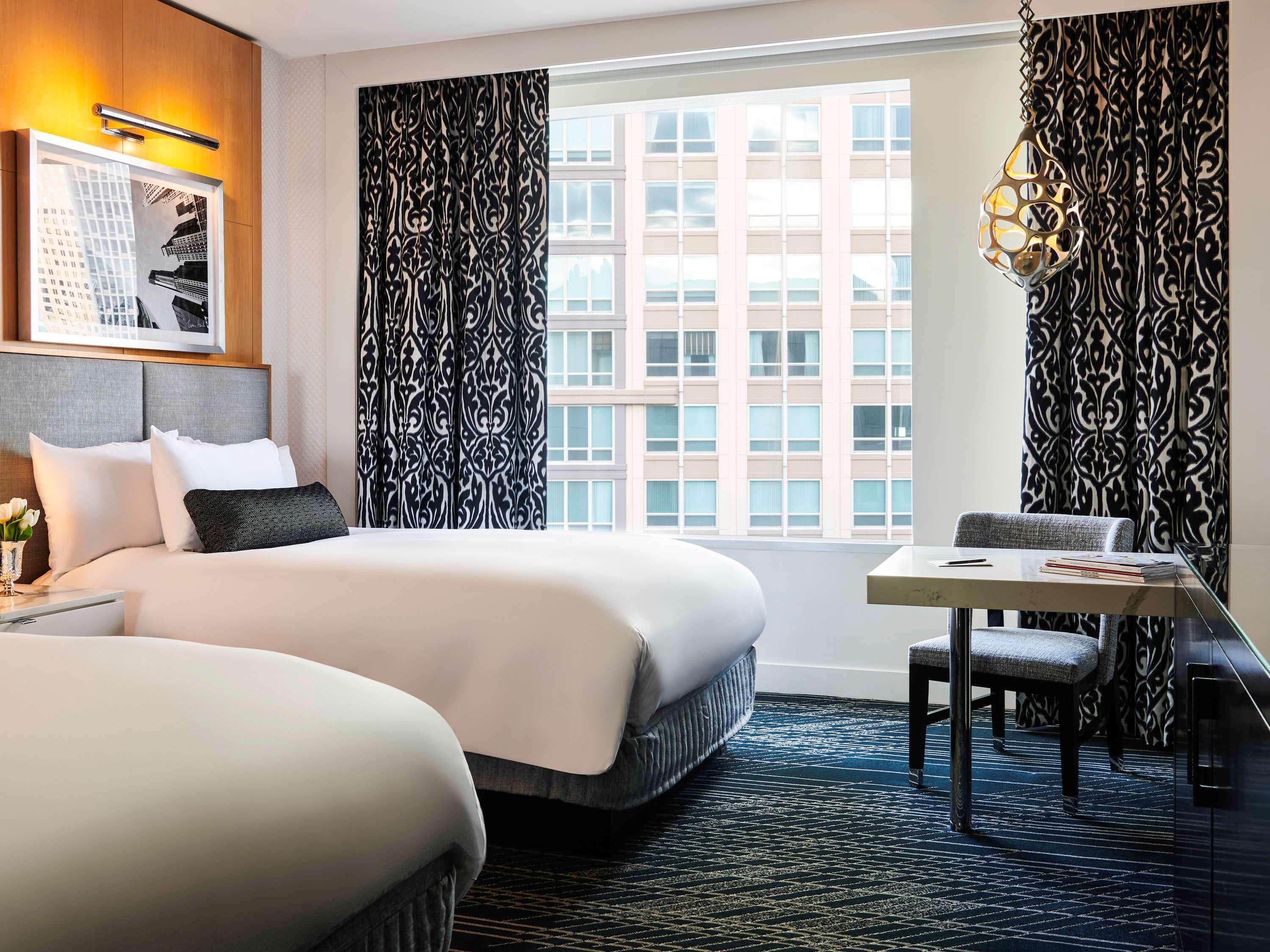 Hotel Sofitel Chicago Magnificent Mile Zewnętrze zdjęcie A guest room at the Hotel Commonwealth