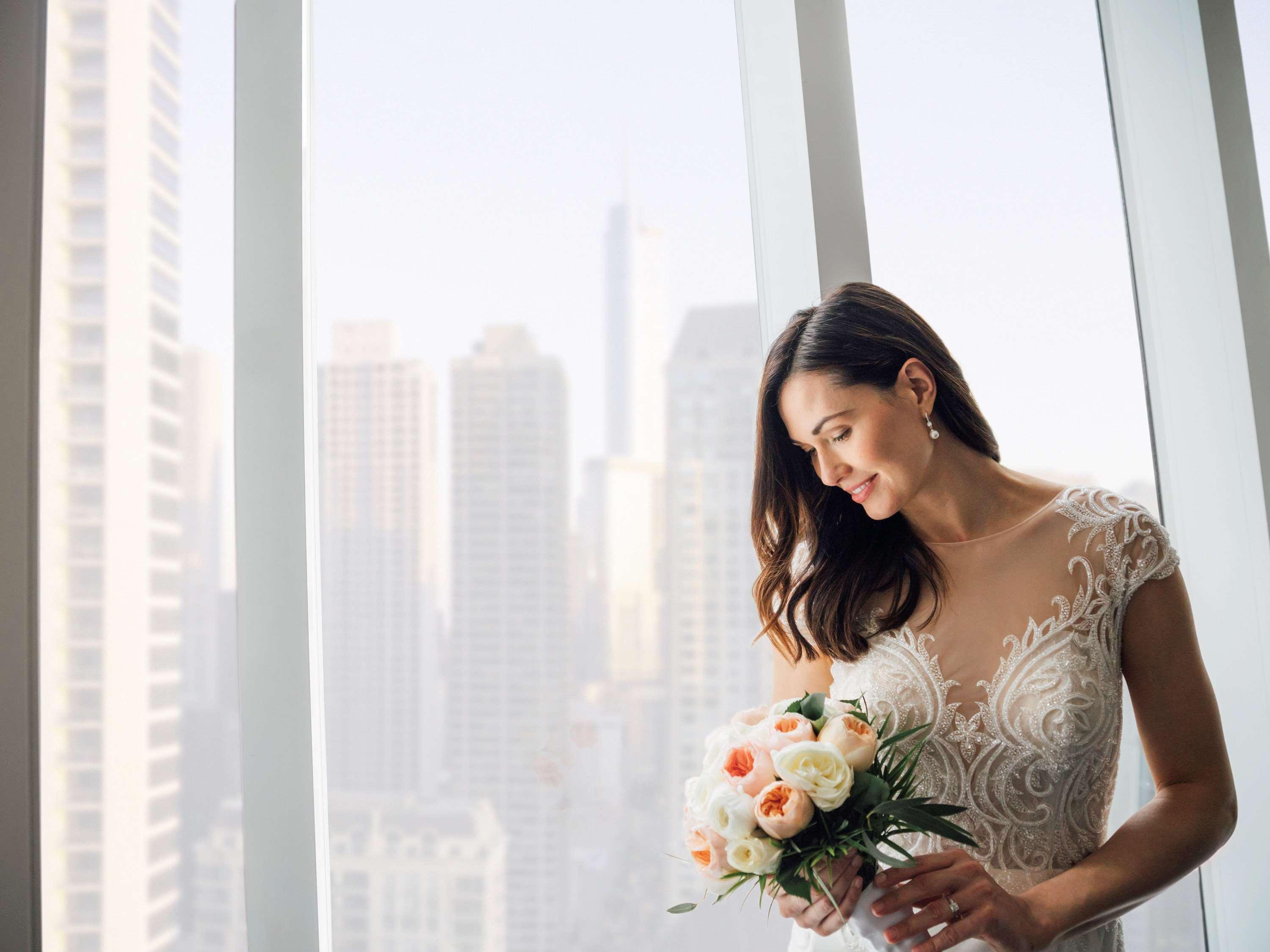 Hotel Sofitel Chicago Magnificent Mile Zewnętrze zdjęcie A bride in a wedding dress