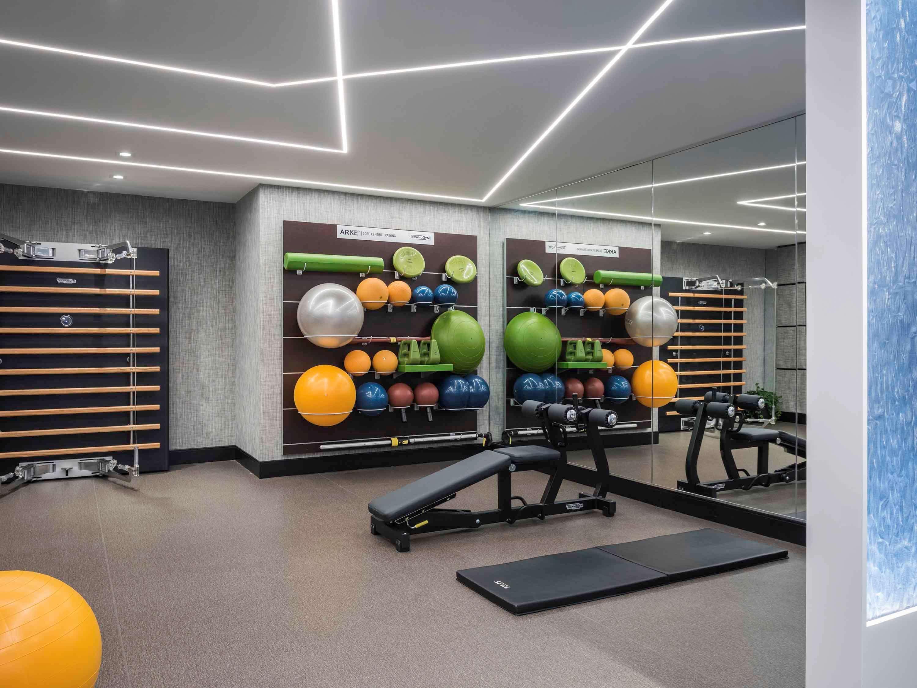 Hotel Sofitel Chicago Magnificent Mile Zewnętrze zdjęcie The gym at the 100 East 53rd Street building