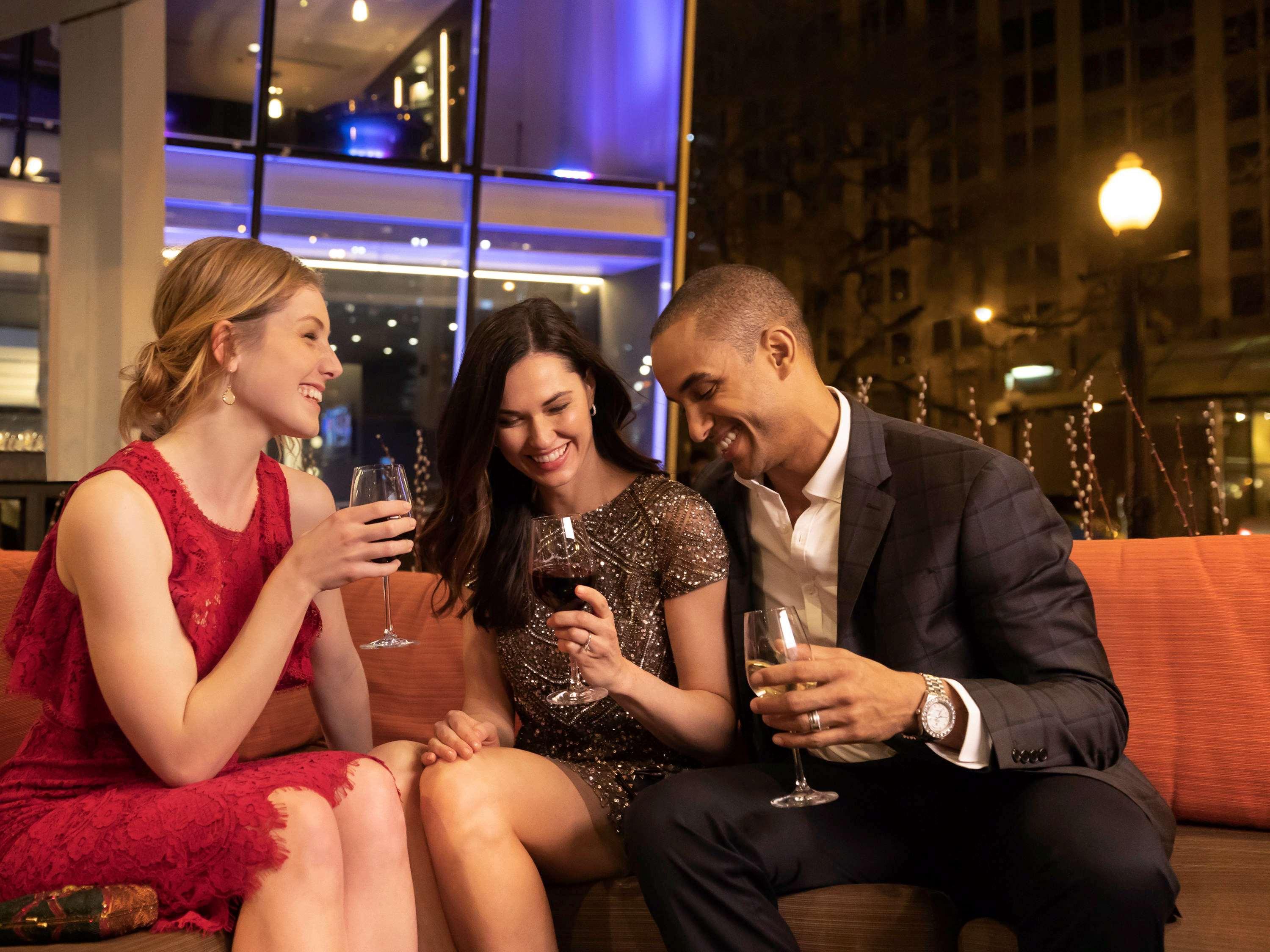 Hotel Sofitel Chicago Magnificent Mile Zewnętrze zdjęcie The 2012 launch of the new Club Lounge at the Hilton London Heathrow
