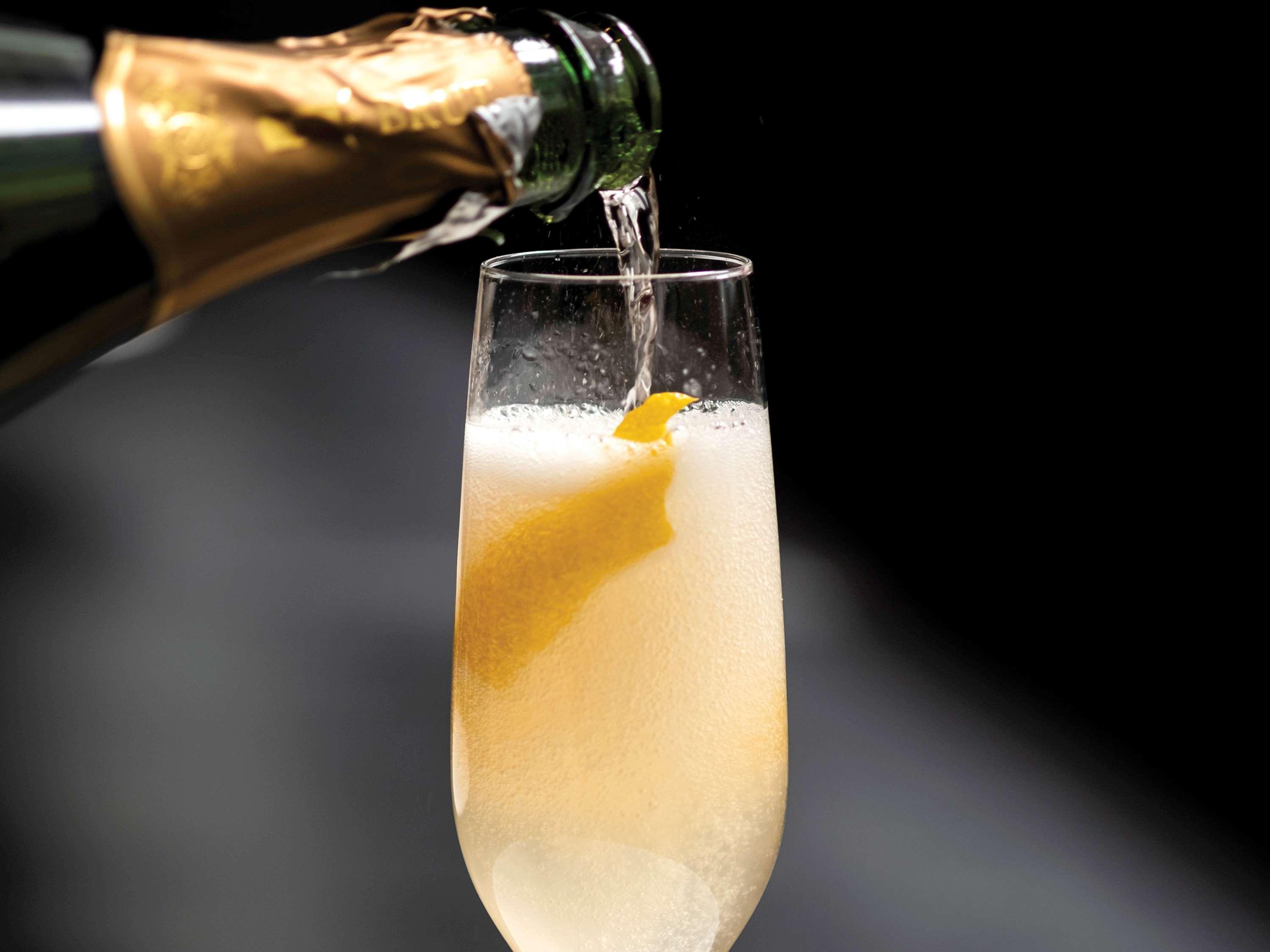 Hotel Sofitel Chicago Magnificent Mile Zewnętrze zdjęcie Champagne being poured