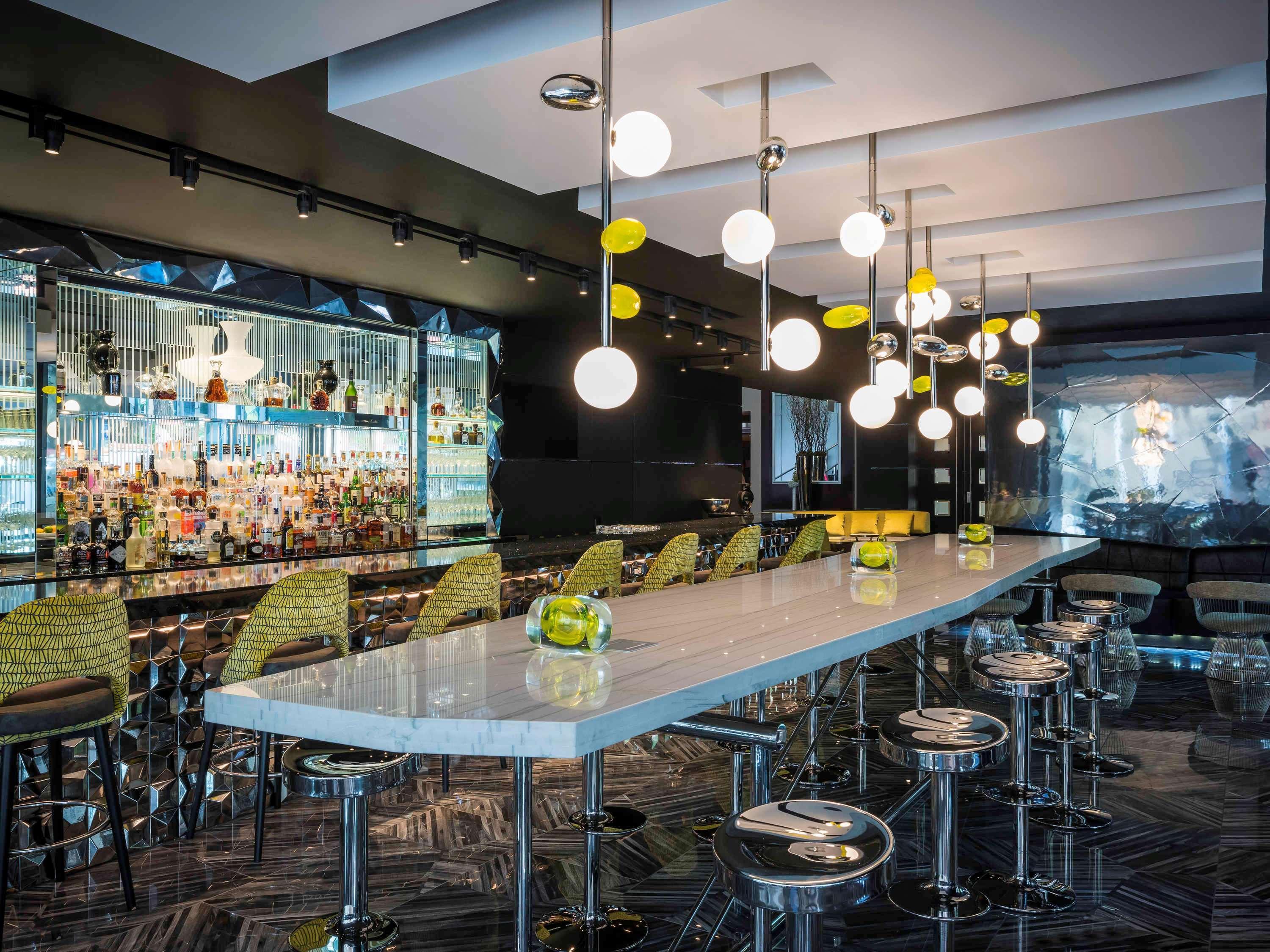 Hotel Sofitel Chicago Magnificent Mile Zewnętrze zdjęcie The bar at the 2012-opened lounge