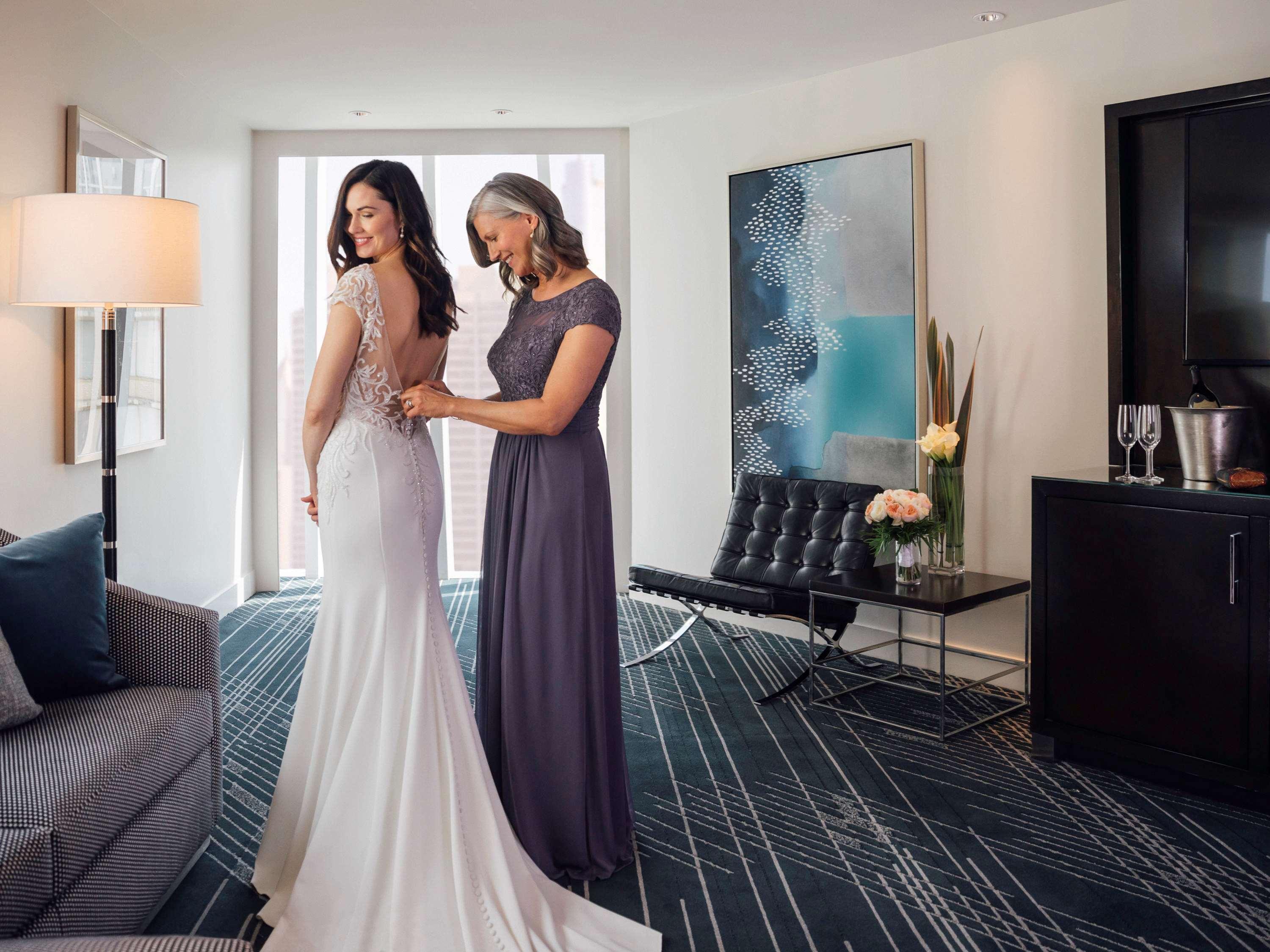 Hotel Sofitel Chicago Magnificent Mile Zewnętrze zdjęcie A mother helping her daughter get ready for her wedding