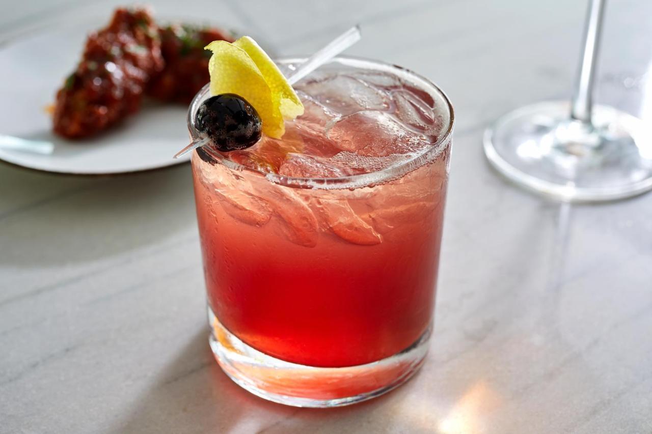 Hotel Sofitel Chicago Magnificent Mile Zewnętrze zdjęcie A Clover Club cocktail