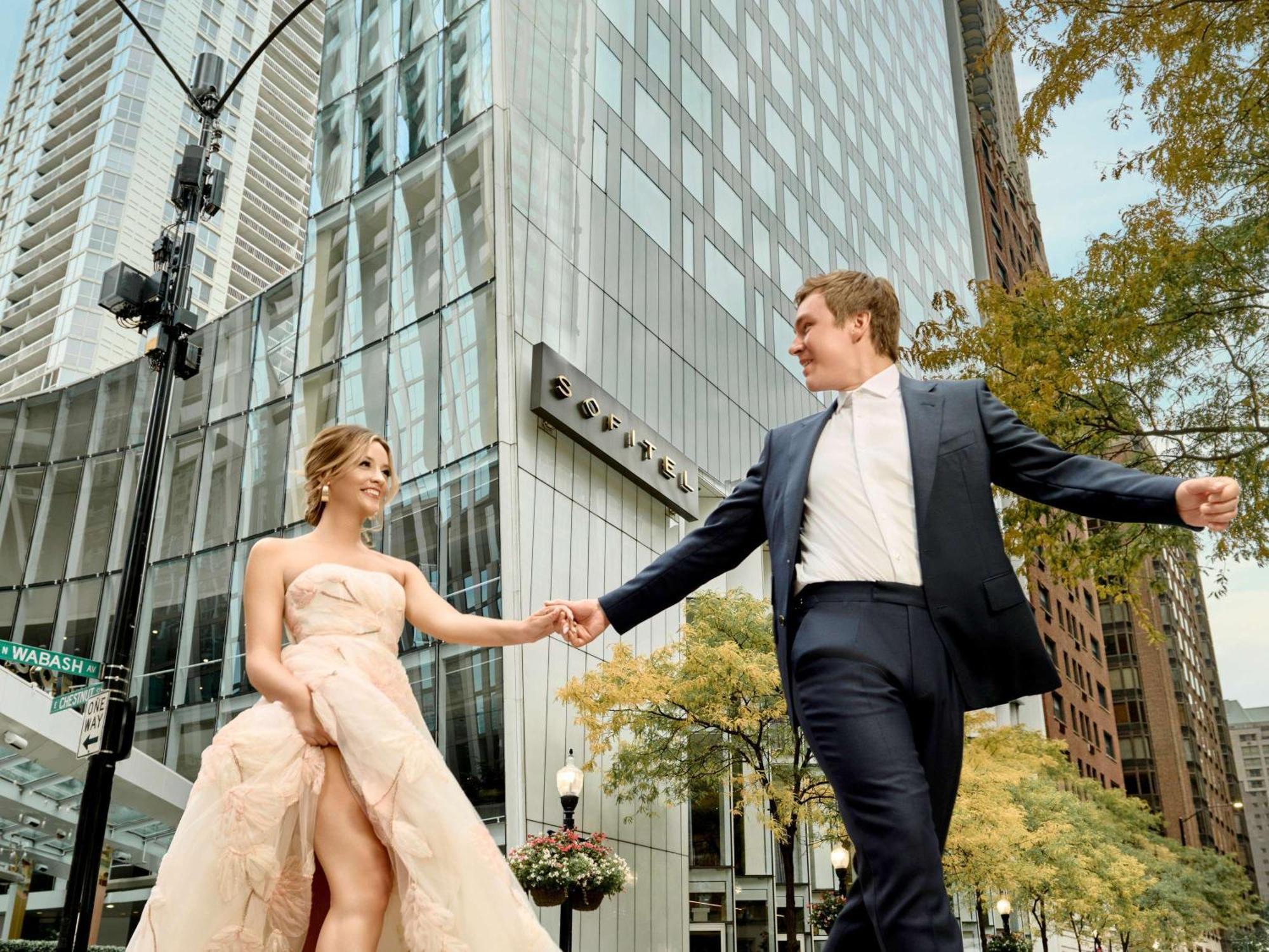 Hotel Sofitel Chicago Magnificent Mile Zewnętrze zdjęcie Wedding couple in Chicago