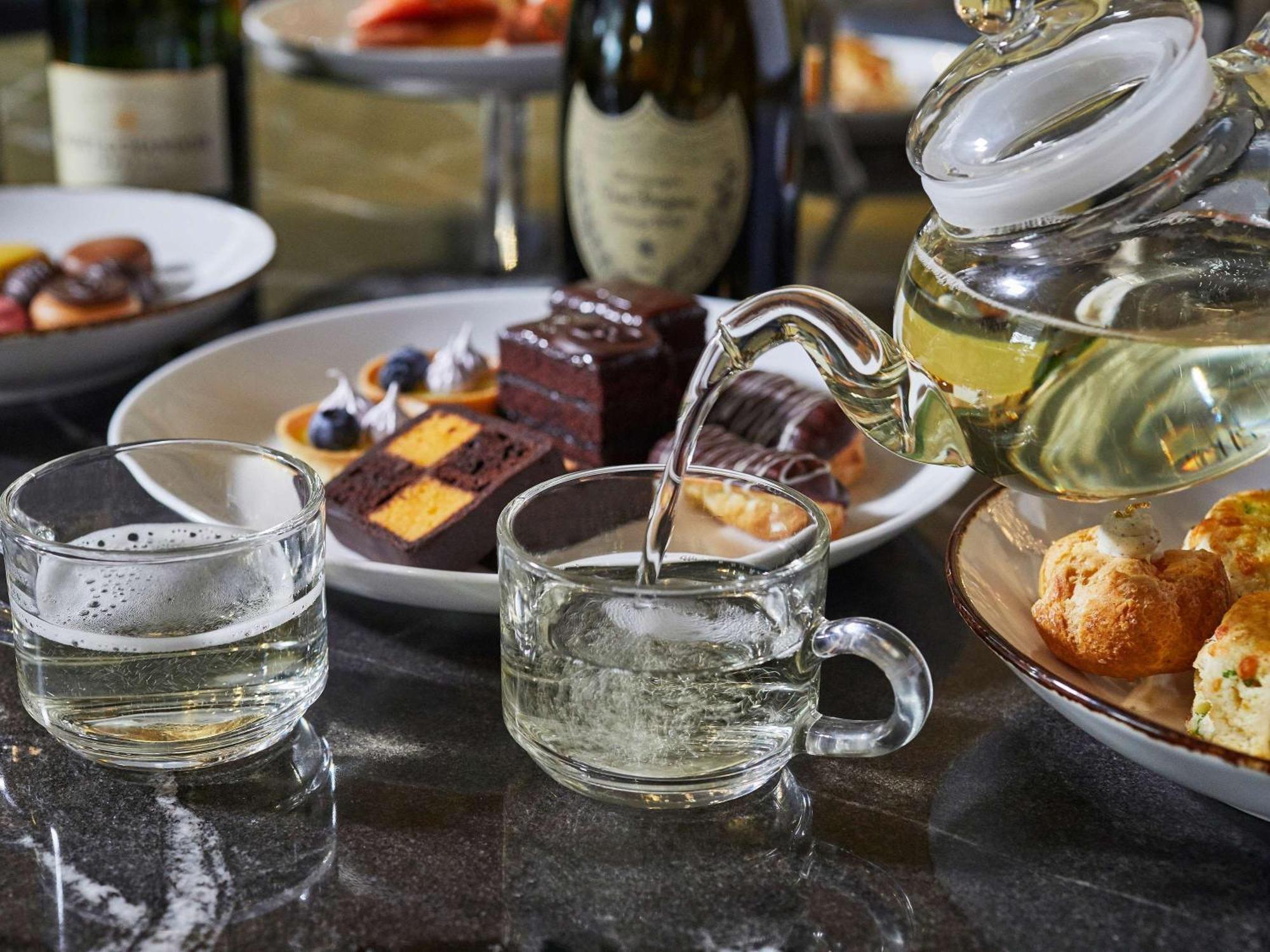 Hotel Sofitel Chicago Magnificent Mile Zewnętrze zdjęcie A glass of Champagne being poured