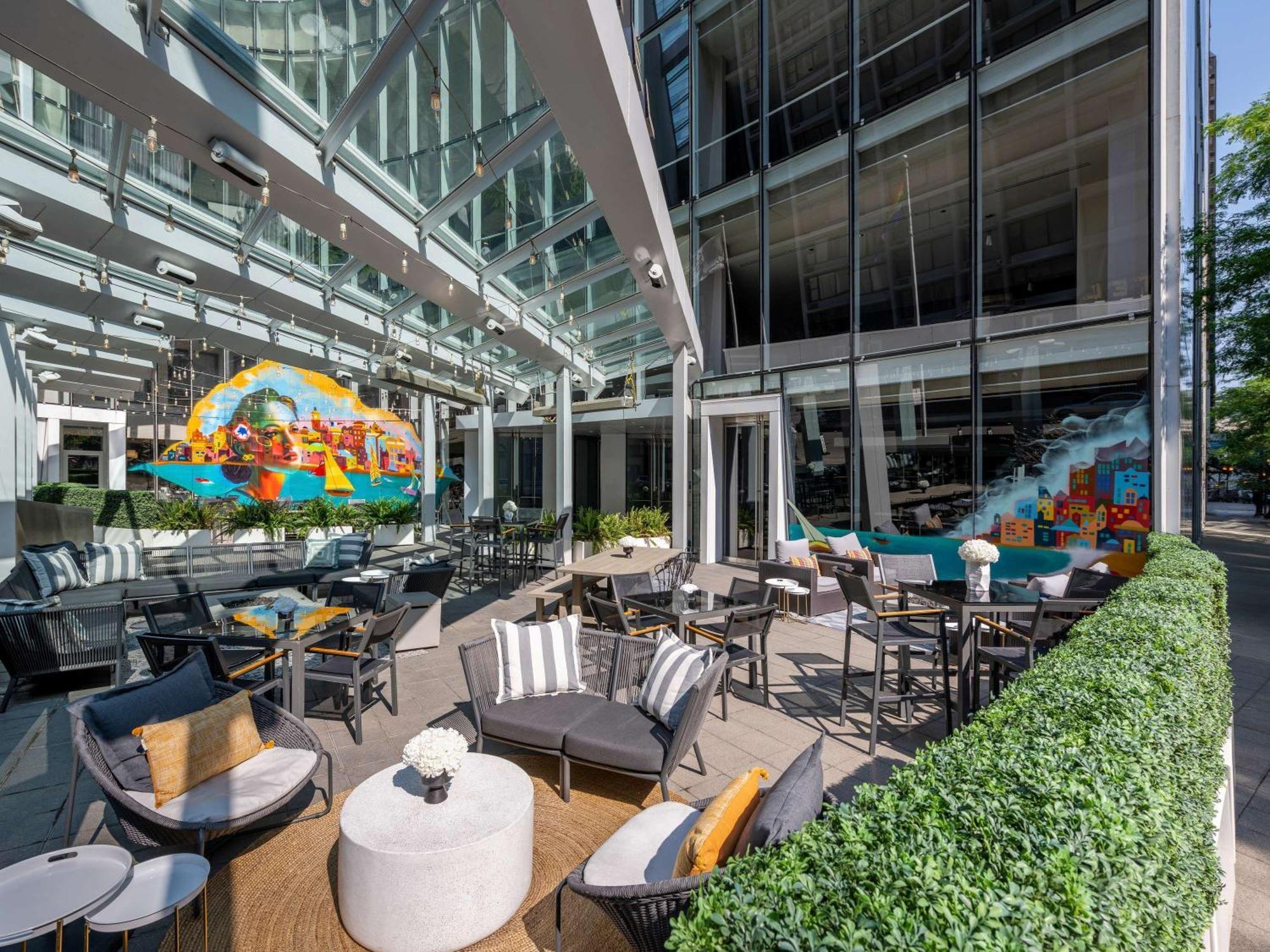 Hotel Sofitel Chicago Magnificent Mile Zewnętrze zdjęcie The Terrace at The Standard East Village