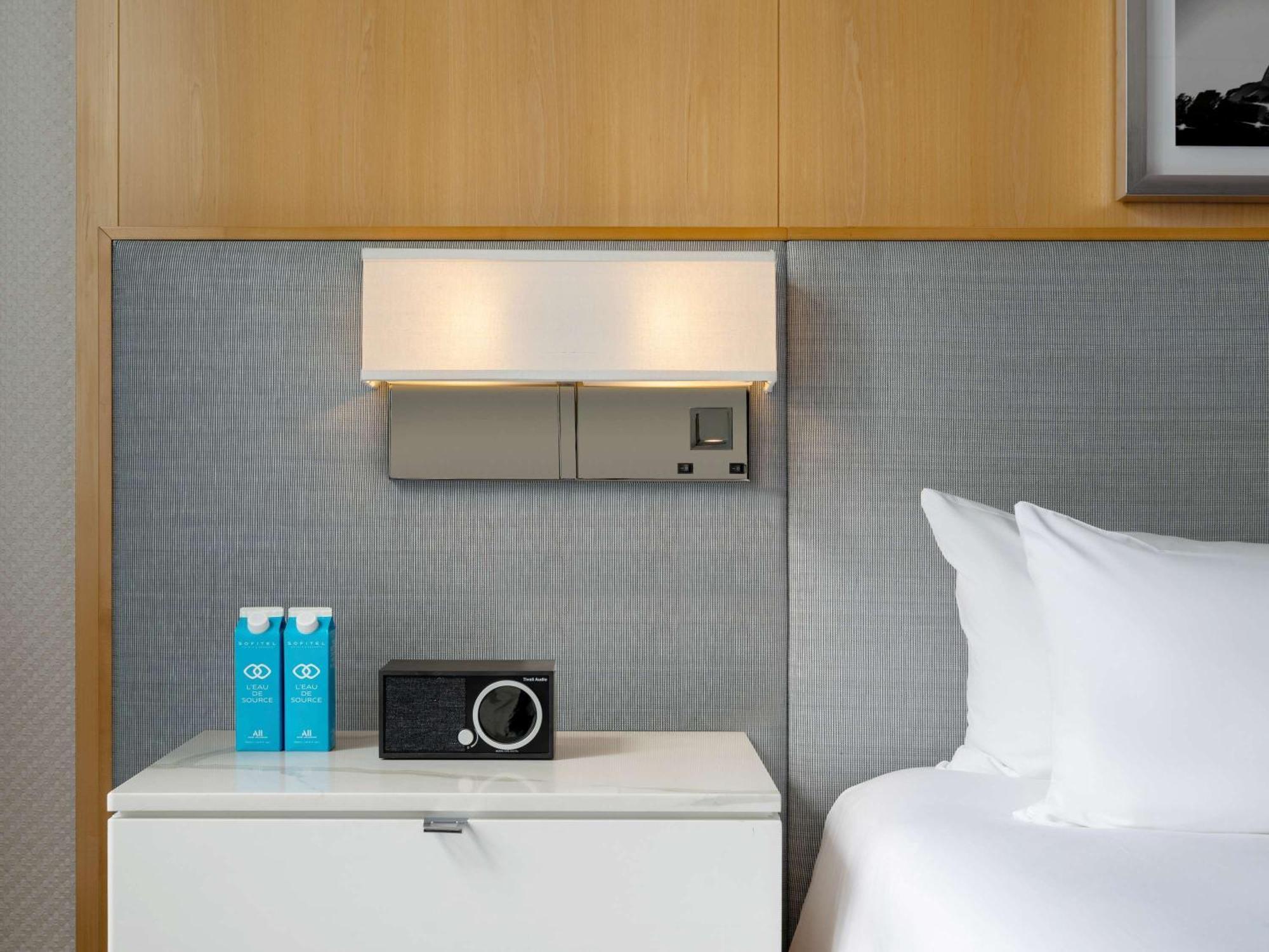 Hotel Sofitel Chicago Magnificent Mile Zewnętrze zdjęcie A bedside table with a built-in alarm clock