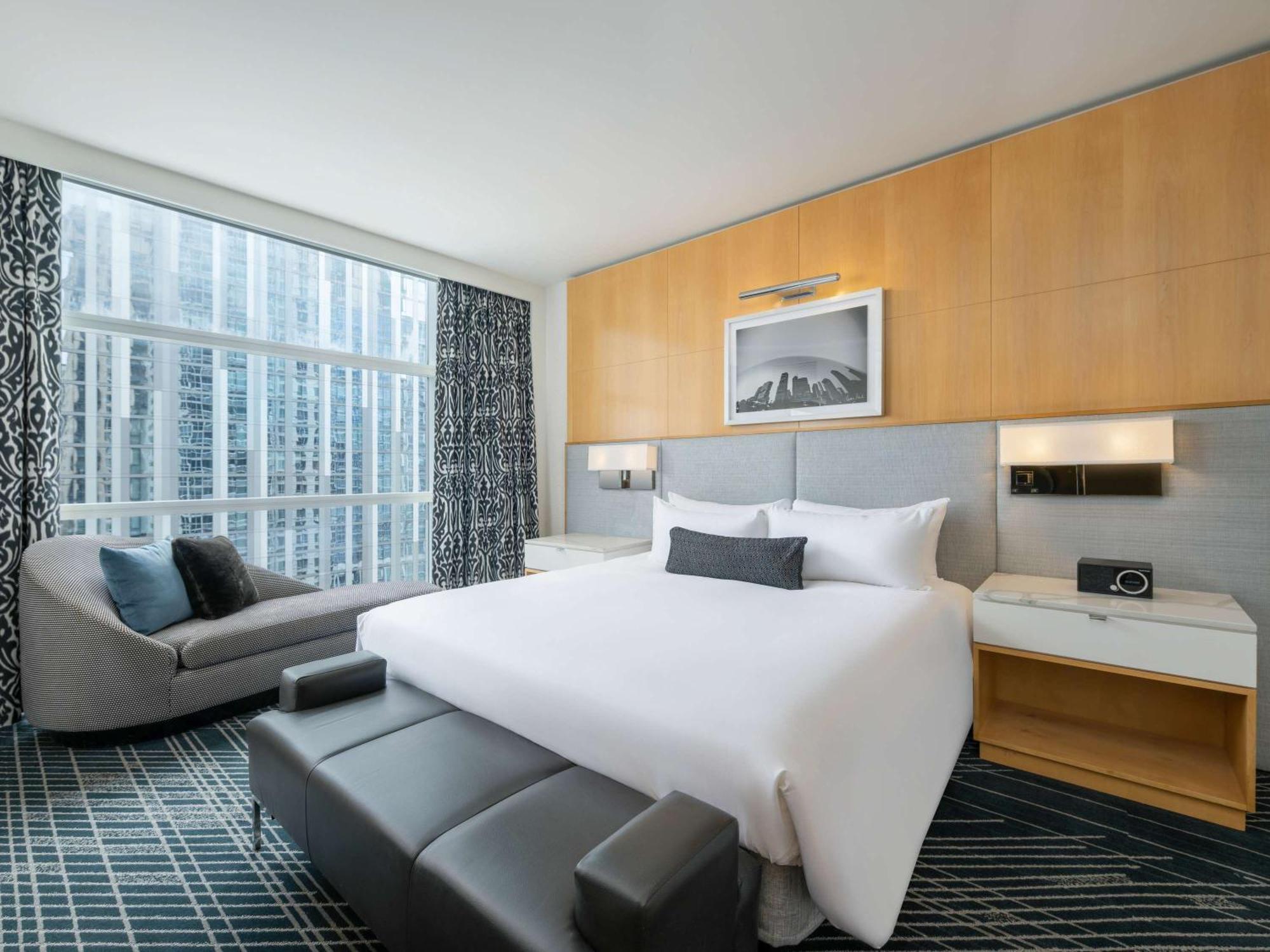 Hotel Sofitel Chicago Magnificent Mile Zewnętrze zdjęcie A bedroom at the hotel